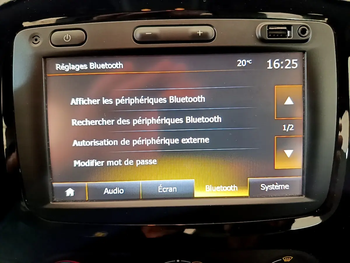 Écran tactile central du Renault Captur Business gris foncé affichant les réglages Bluetooth en intérieur.