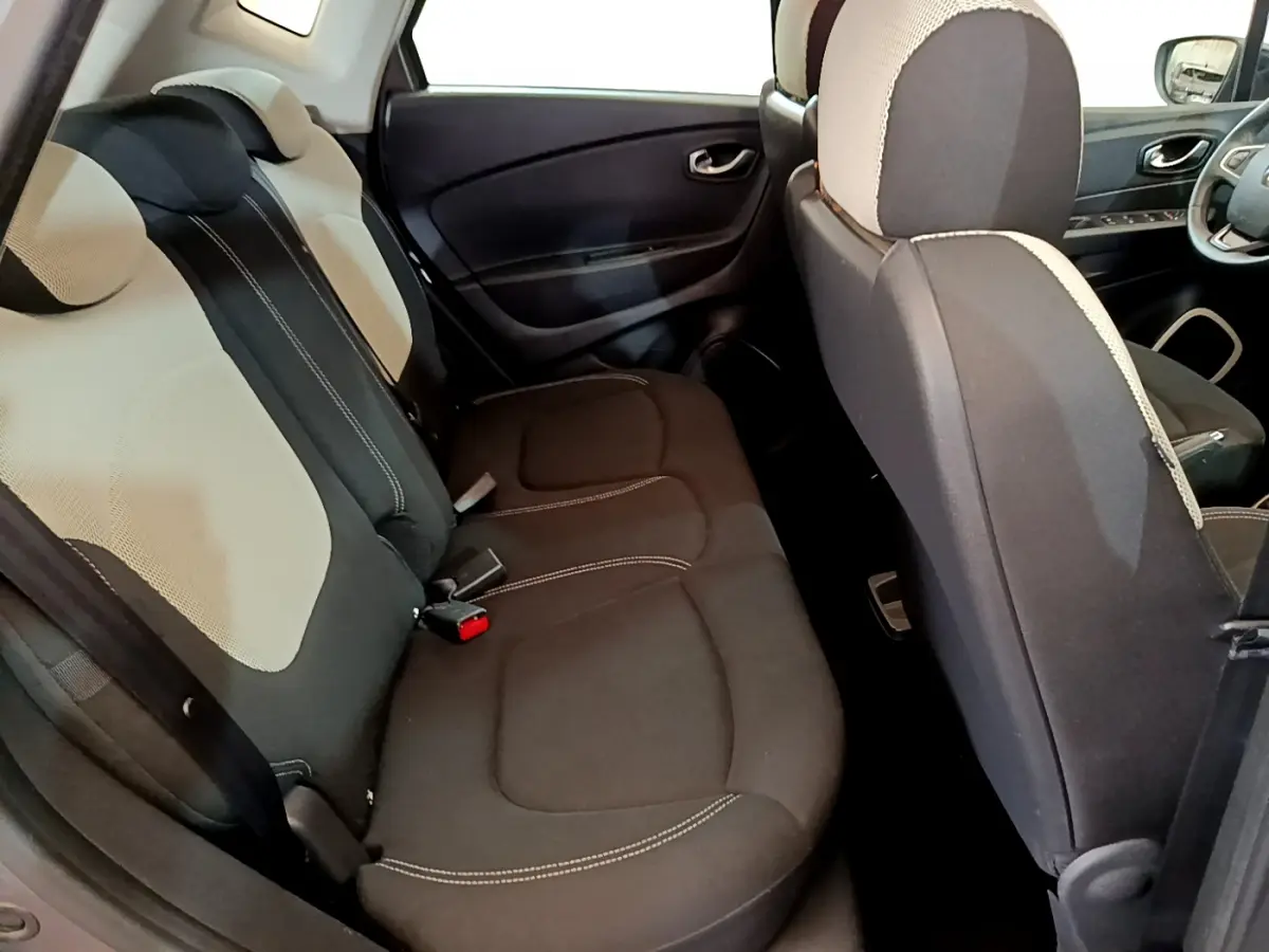 Vue intérieure côté droit montrant la banquette arrière noire et beige du Renault Captur Business gris foncé de 2018.