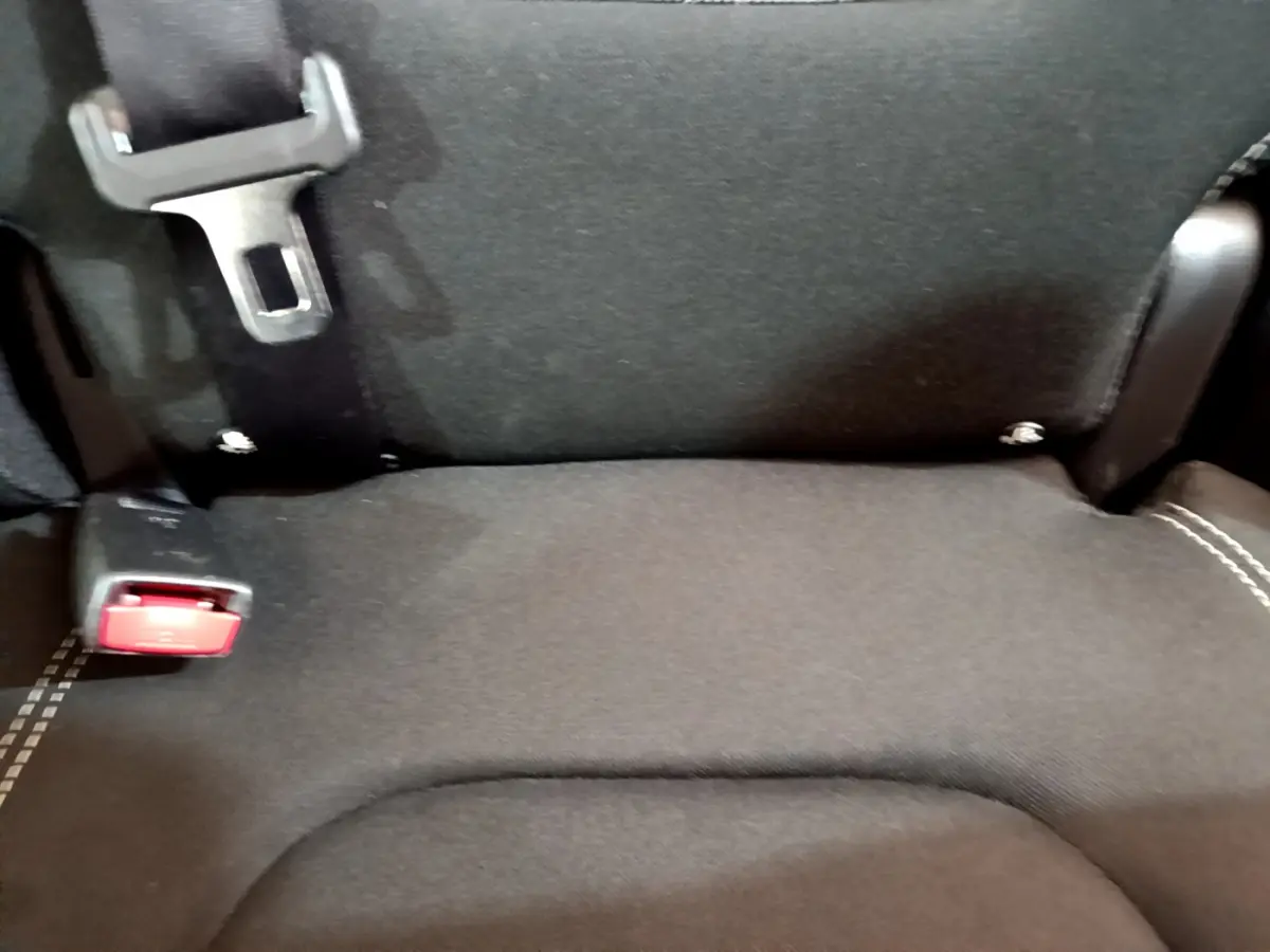 Gros plan sur l'assise arrière noire du Renault Captur Business, avec ceinture de sécurité et boucle rouge visible.