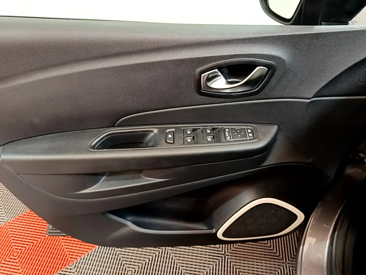 Vue rapprochée de la porte avant gauche noire du Renault Captur 2018 avec commandes de vitres et haut-parleur intégré.