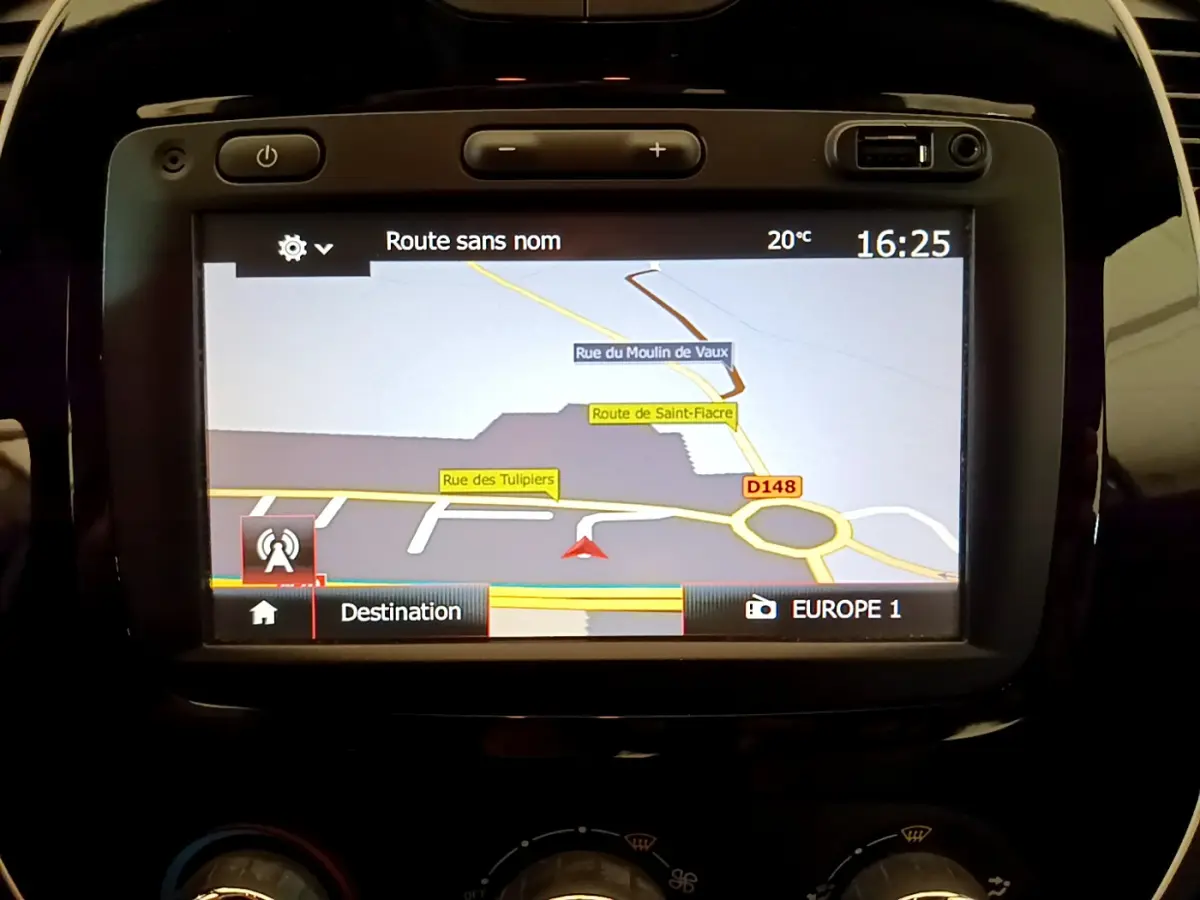 Écran tactile du système de navigation 3D du Renault Captur gris foncé, vue frontale rapprochée.