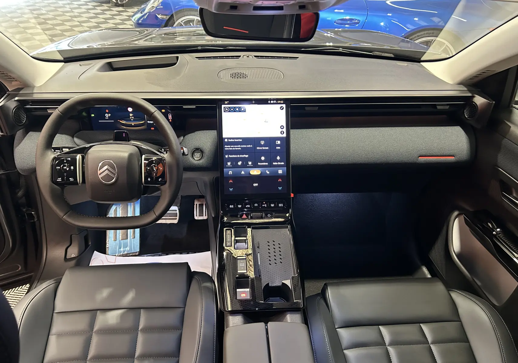 Intérieur du Citroën C5 Aircross II Hybrid 2026, vue de face sur le tableau de bord et la console centrale noire.