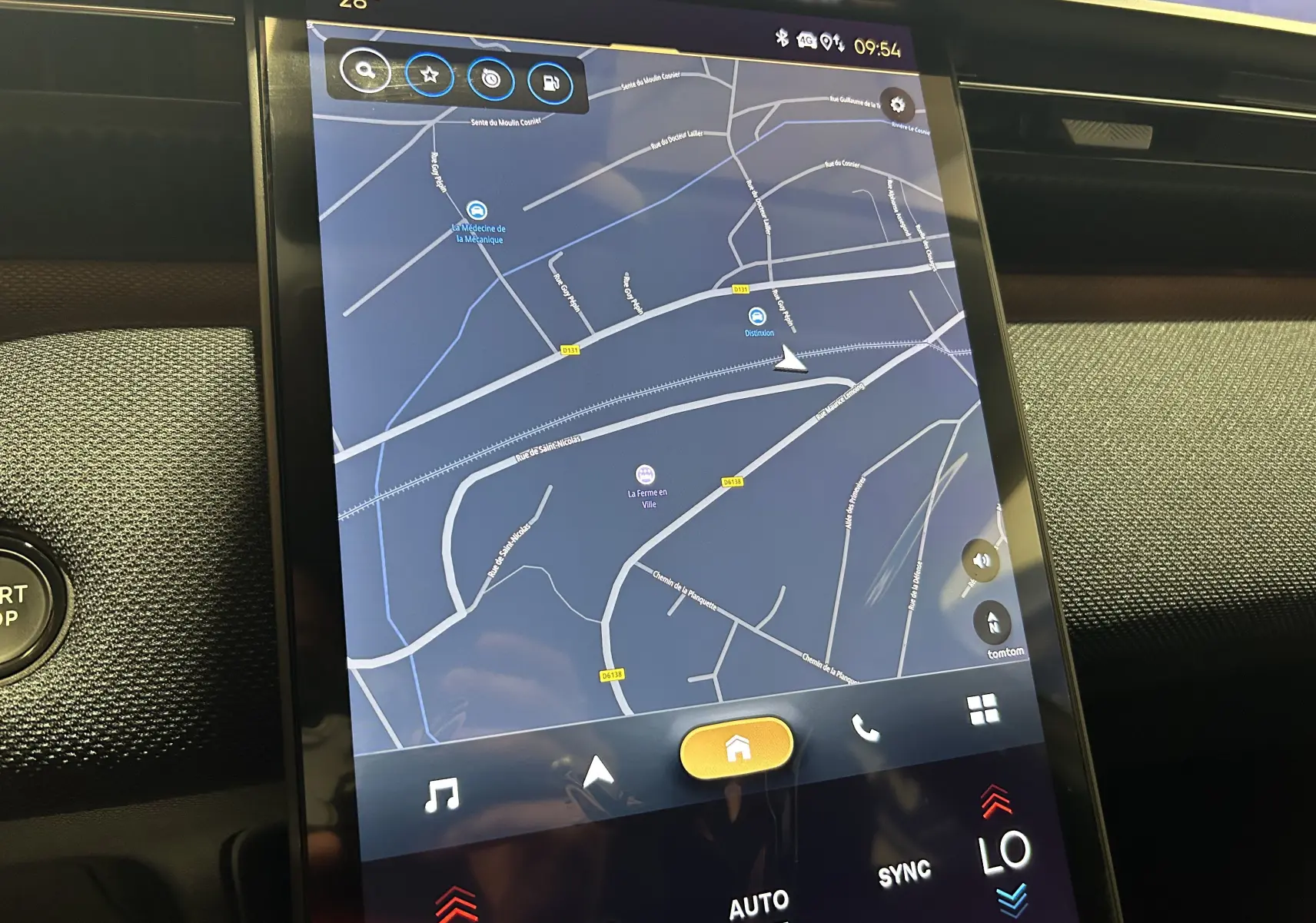 Écran tactile central du Citroën C5 Aircross II gris Platinium, affichant la navigation GPS en intérieur.