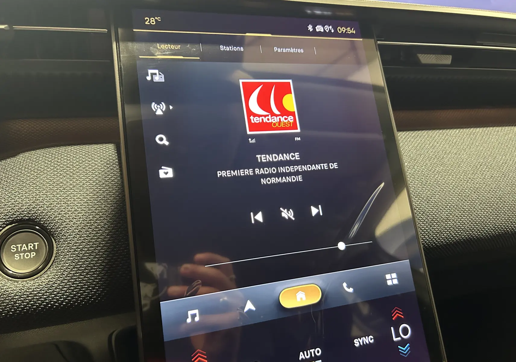 Écran tactile central du tableau de bord du Citroën C5 Aircross gris Platinium, avec interface radio Tendance Ouest affichée.