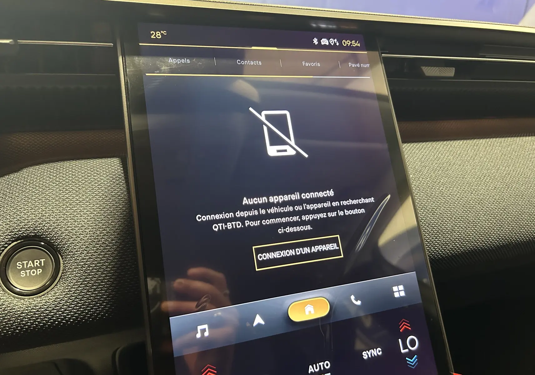 Vue rapprochée de l’écran tactile central du Citroën C5 Aircross gris Platinium, affichant la connexion Bluetooth inactive.