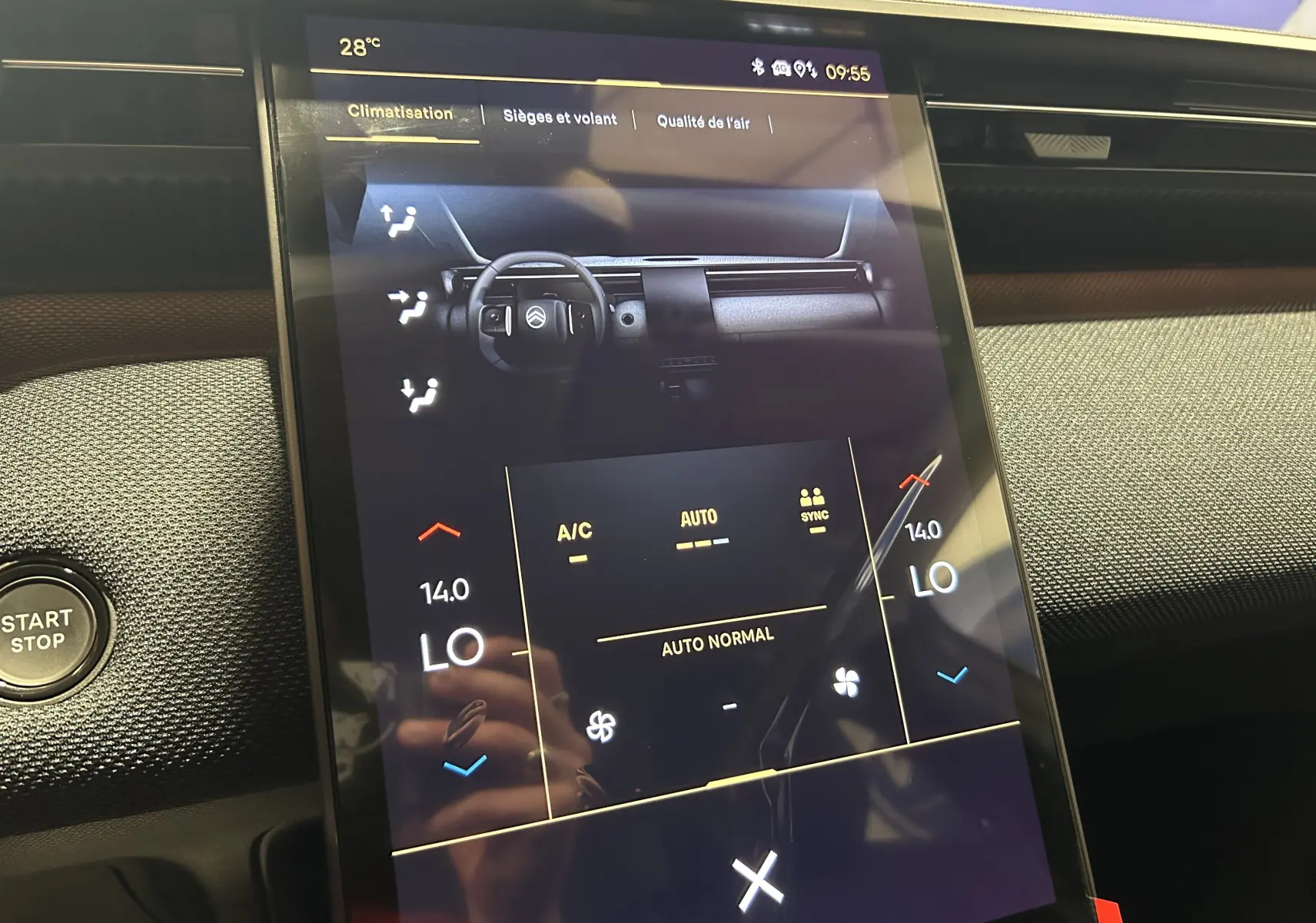 Écran tactile central de la Citroën C5 Aircross II Hybrid 2026, affichant les réglages de climatisation et température à 14°C.