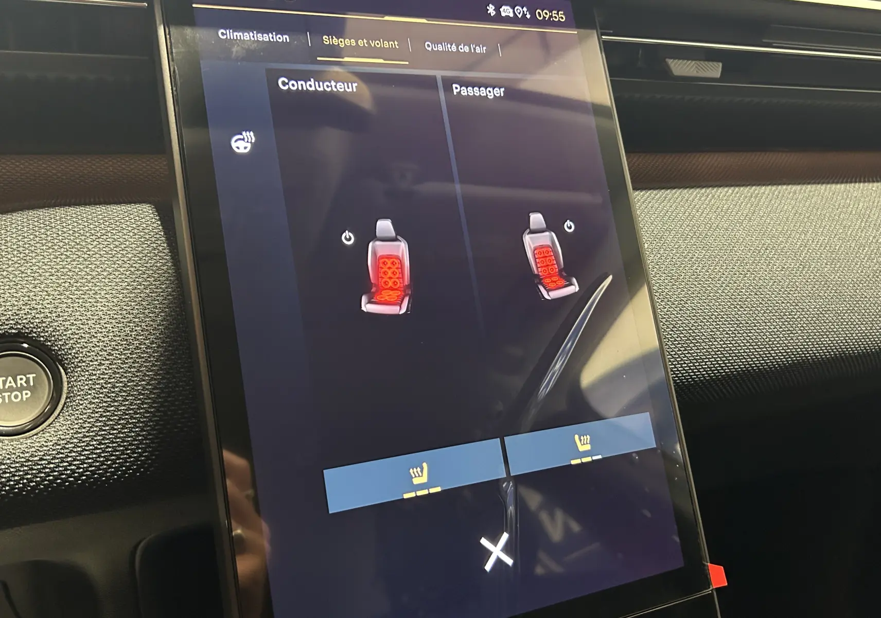 Écran tactile intérieur du Citroën C5 Aircross II Hybrid 2026 montrant le réglage des sièges chauffants.