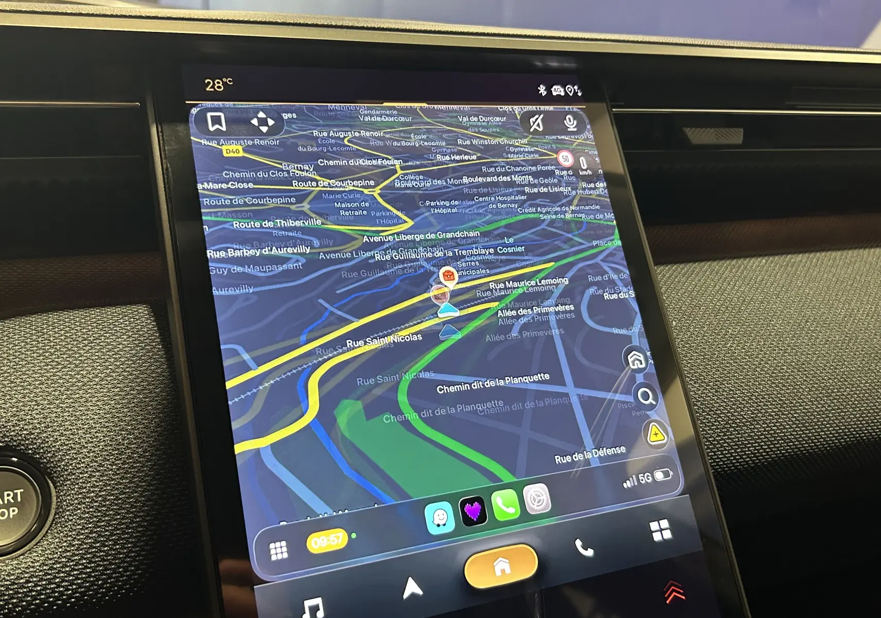 Écran tactile central affichant la navigation GPS dans l’habitacle du Citroën C5 Aircross II Hybrid 2026.
