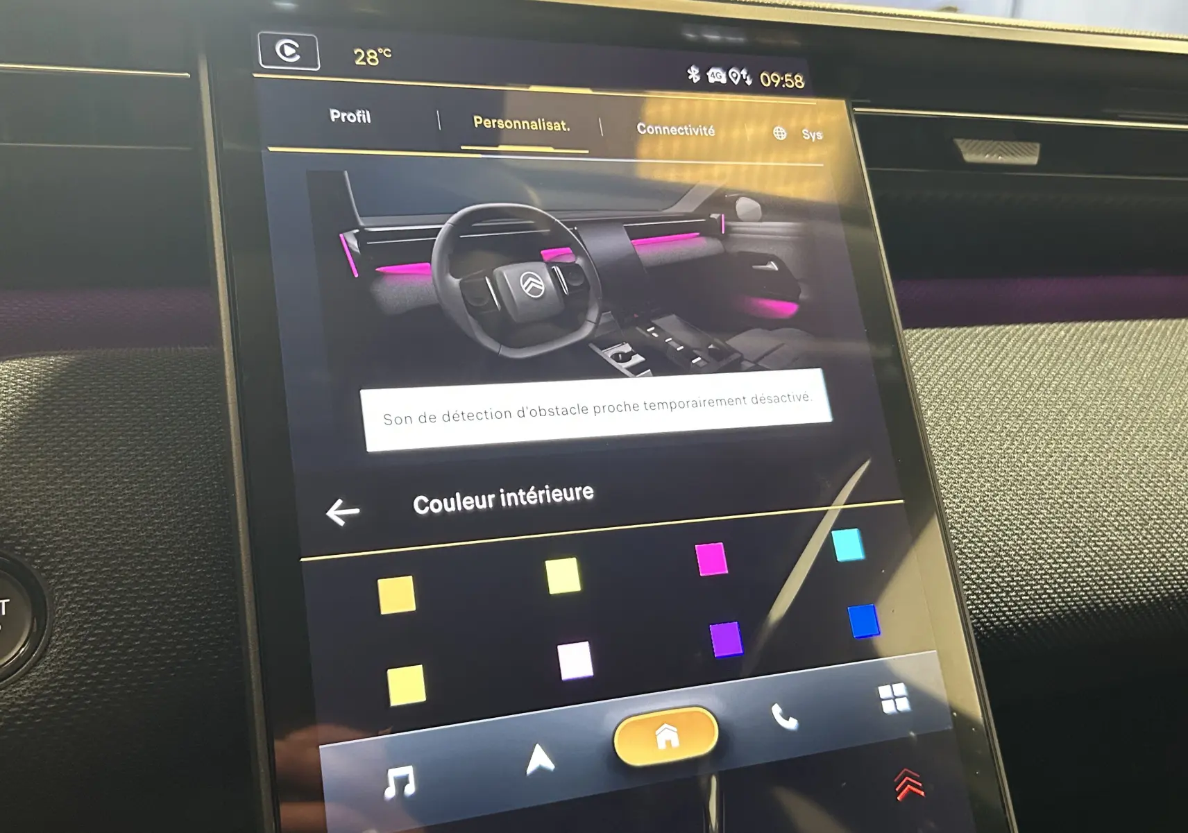 Écran tactile intérieur du Citroën C5 Aircross II Max Hybrid 2026 montrant la personnalisation des couleurs d'ambiance rose.