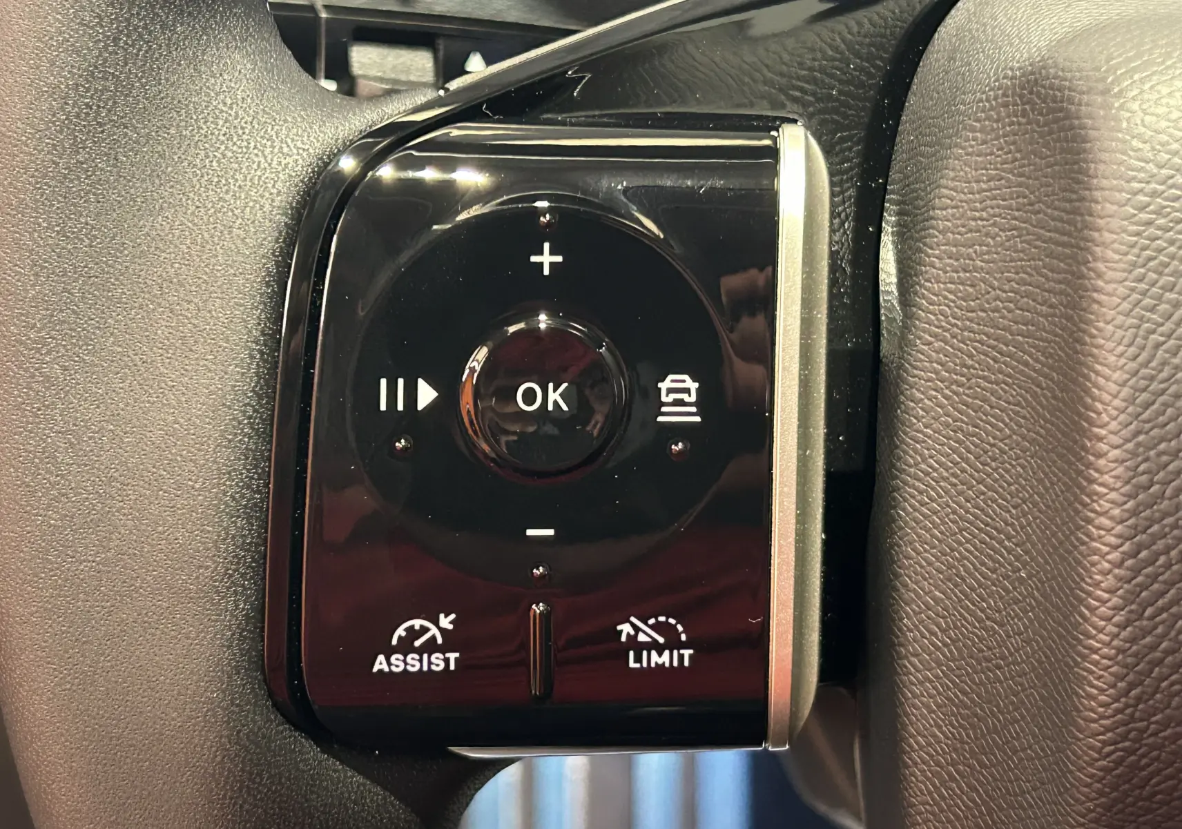 Gros plan sur les commandes au volant noir brillant du Citroën C5 Aircross II Hybrid 2026, avec boutons multifonctions.