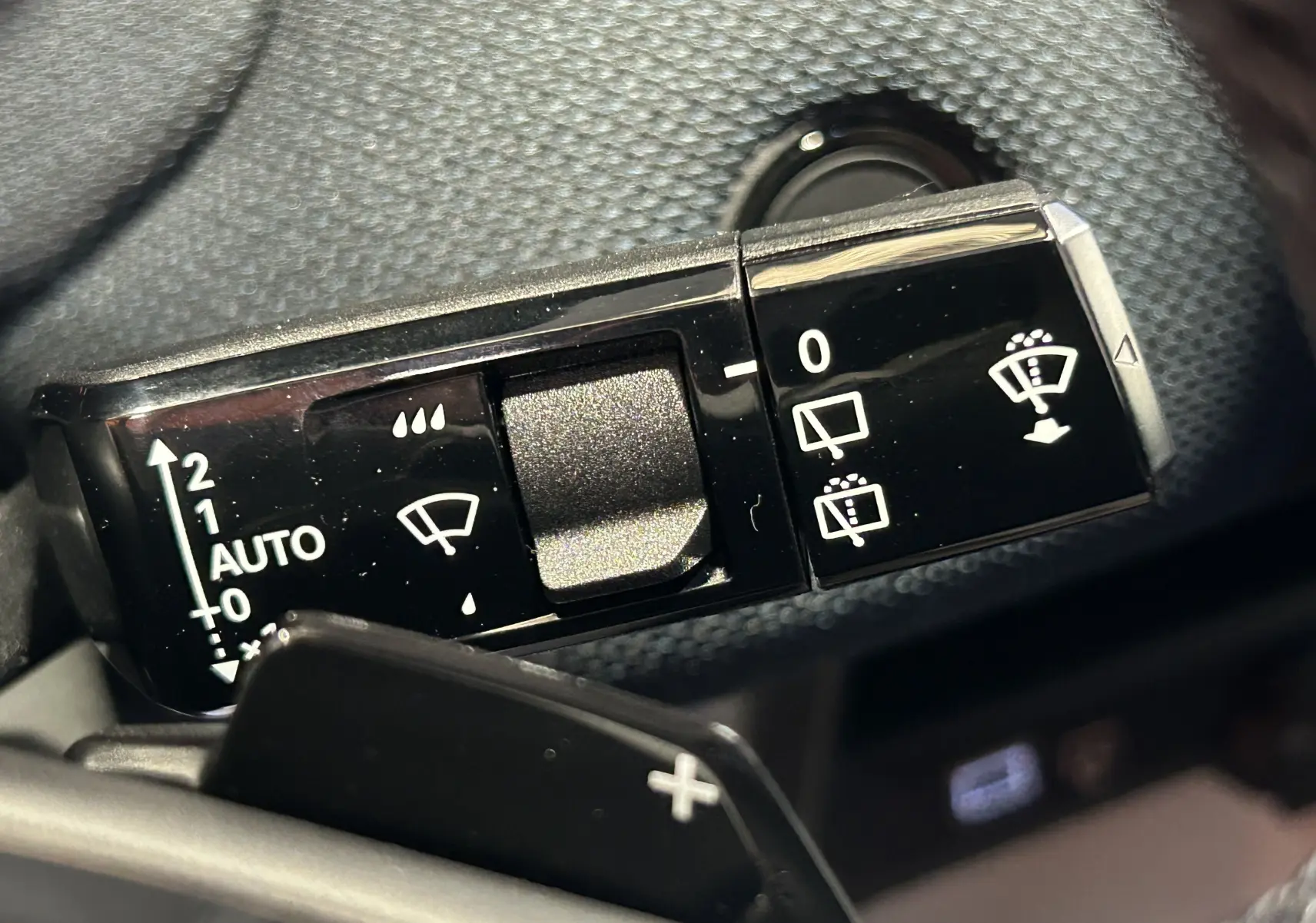 Gros plan sur la commande des essuie-glaces du Citroën C5 Aircross II Hybrid, avec réglages automatiques et manuels.