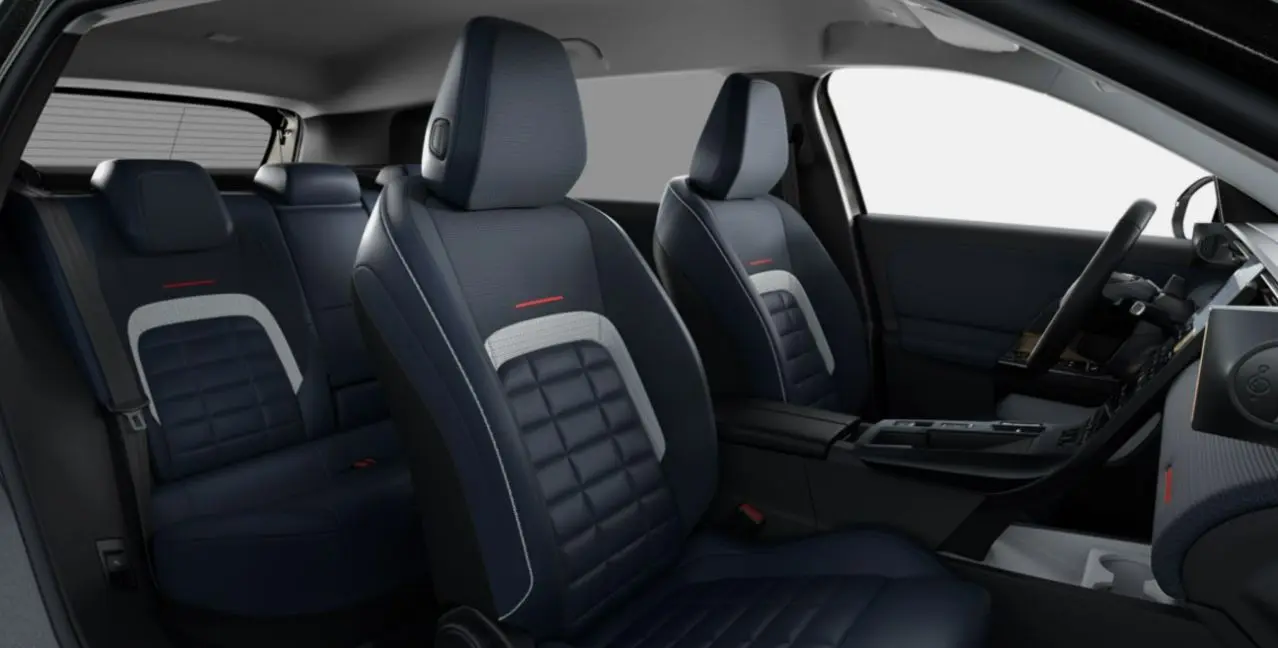 Vue intérieure côté droit du Citroën C5 Aircross II Hybrid 2026, sièges en tissu bleu avec surpiqûres grises et rouges.