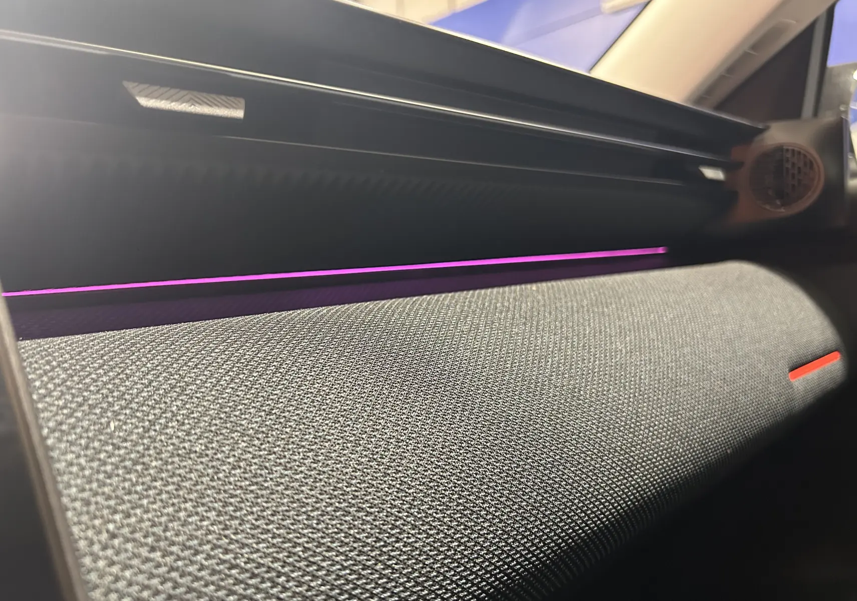 Détail de la planche de bord grise avec éclairage d’ambiance violet du Citroën C5 Aircross II Max Hybrid 2026.
