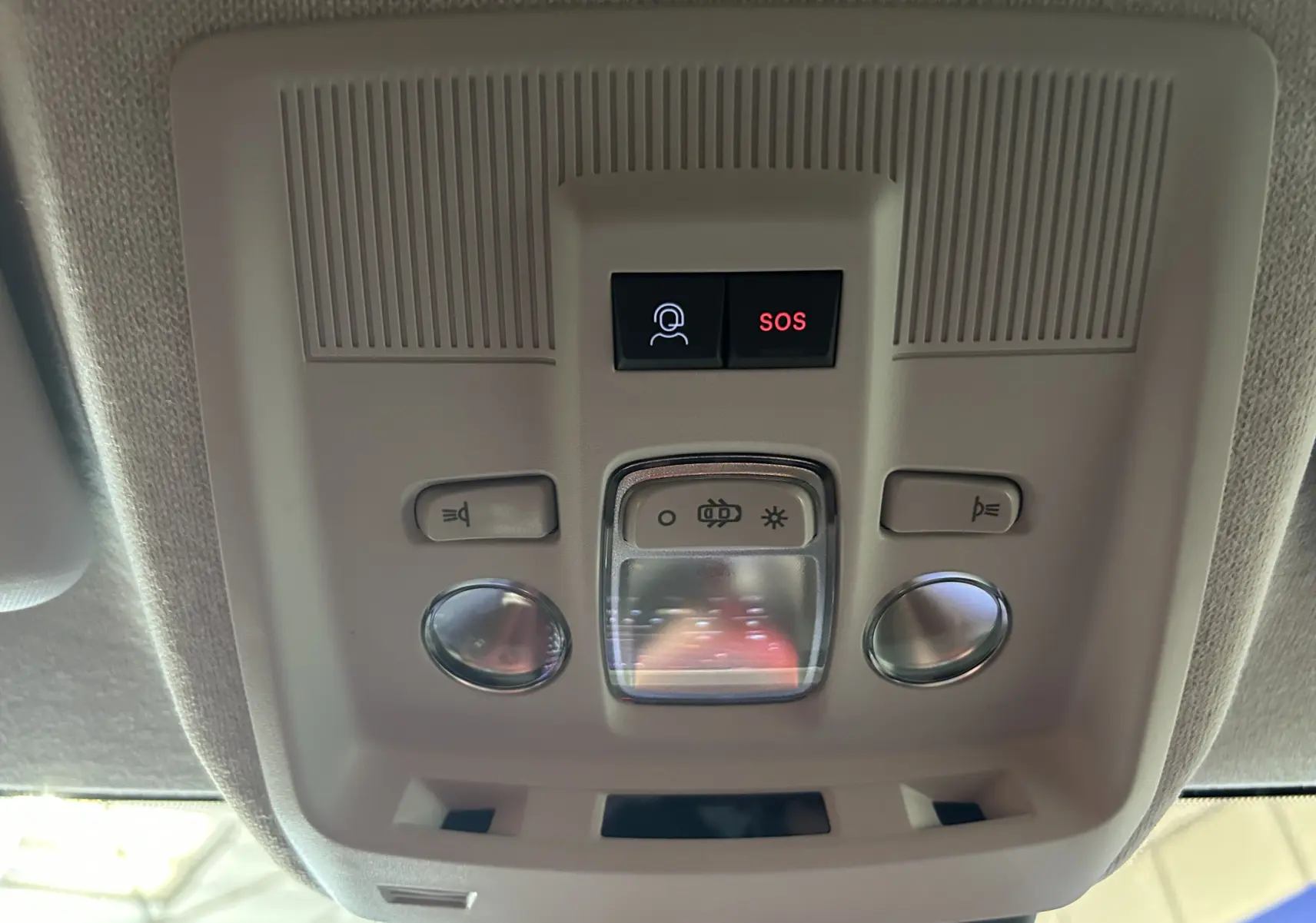 Vue en contre-plongée du plafonnier gris clair du Citroën C5 Aircross II Max Hybrid 2026 avec boutons SOS et éclairage.