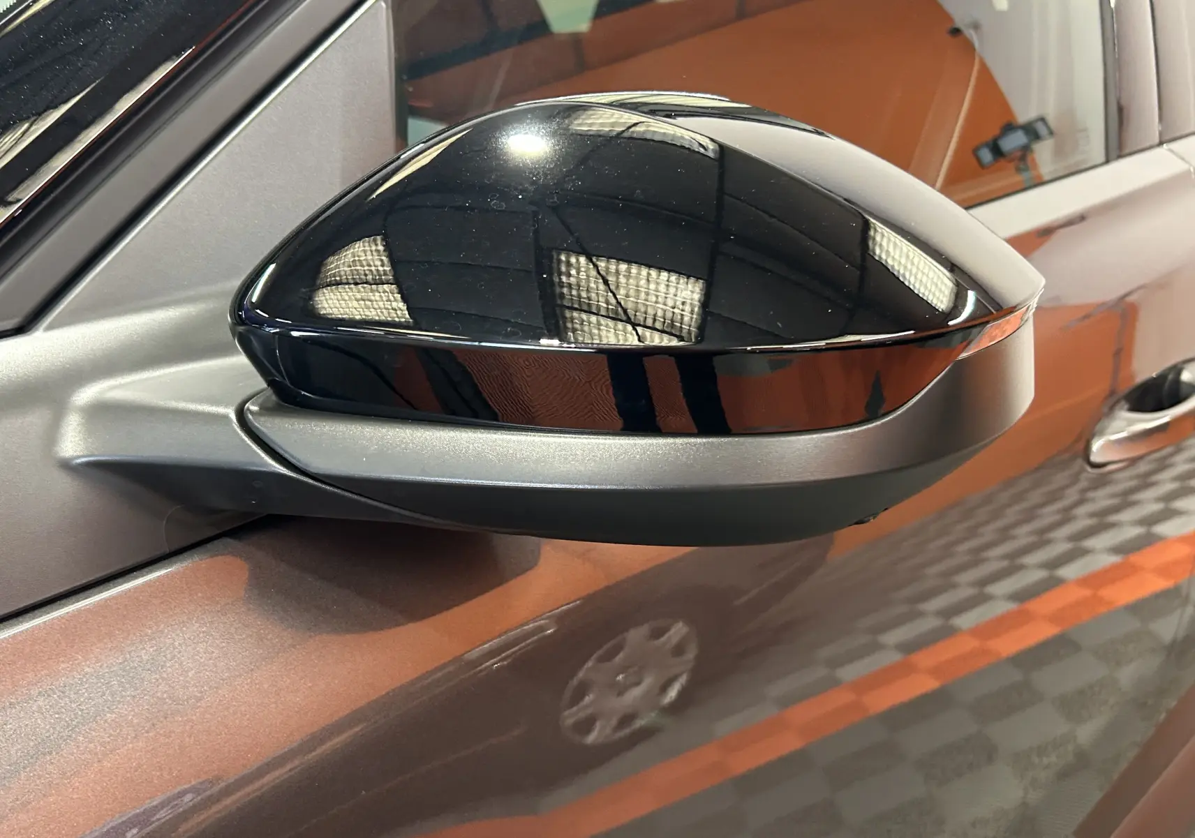Gros plan sur le rétroviseur noir brillant côté gauche du Citroën C5 Aircross II Max Hybrid gris Platinium avec toit noir biton.