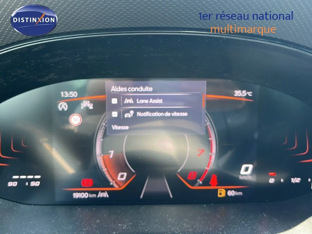 Tableau de bord numérique du SEAT Arona 2025 affichant les aides à la conduite et la température extérieure à 35,5°C.