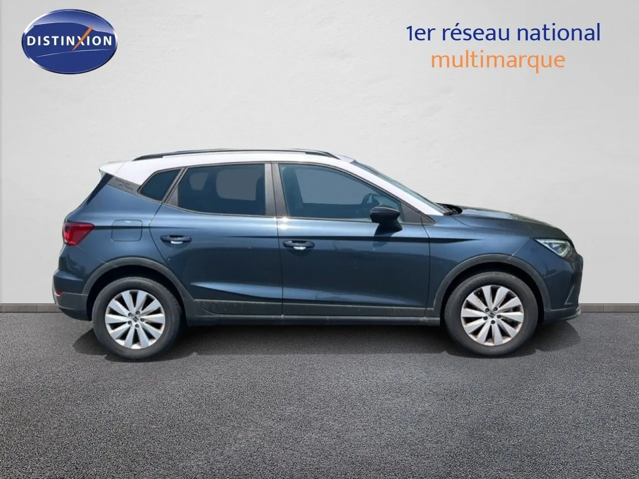 Vue latérale droite d’un SEAT Arona gris Magnetic avec toit blanc, modèle 2025 en finition Style Special Edition.