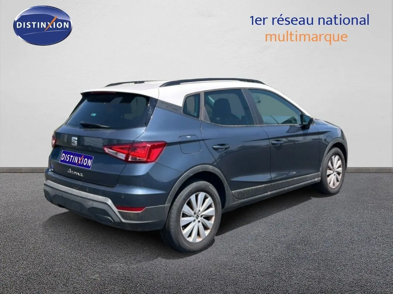 Vue 3/4 arrière droite d'une SEAT Arona gris magnetic avec toit blanc, sur fond neutre en extérieur.