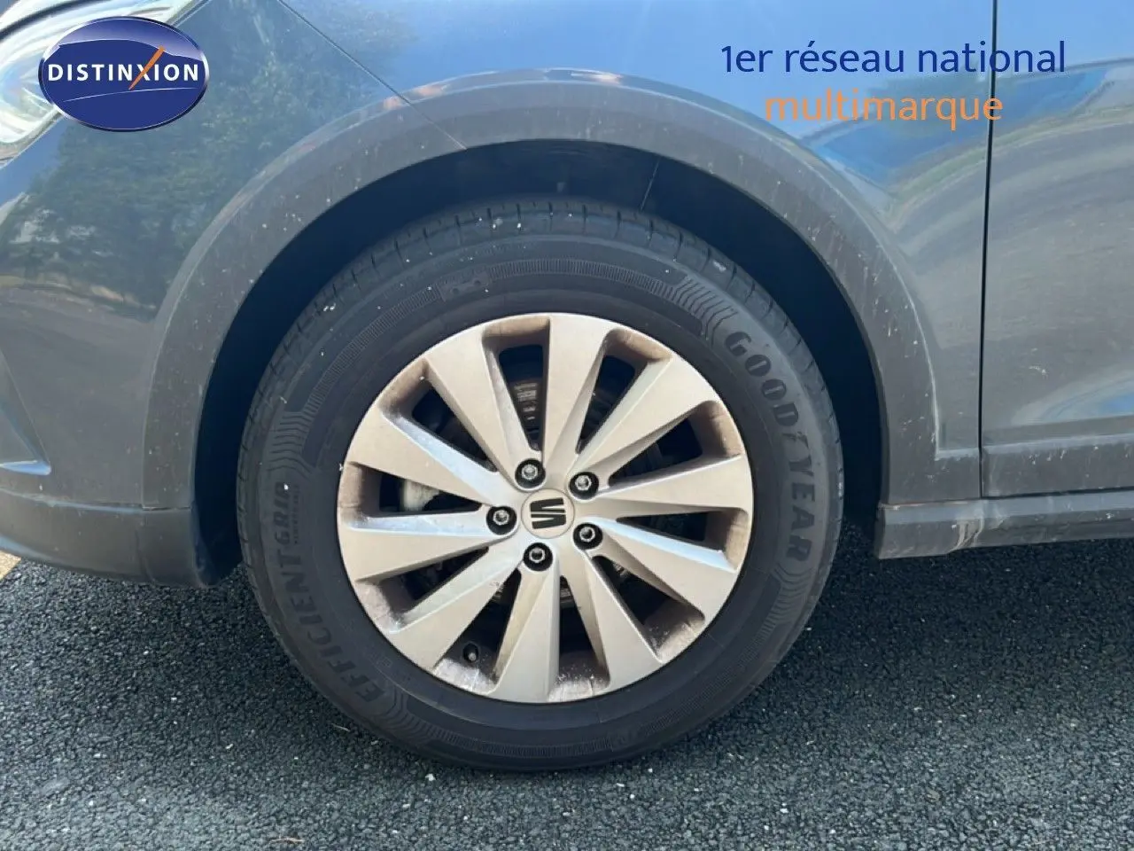 Gros plan sur la roue avant droite d’un SEAT Arona gris Magnetic Metal avec jante alliage 16 pouces.