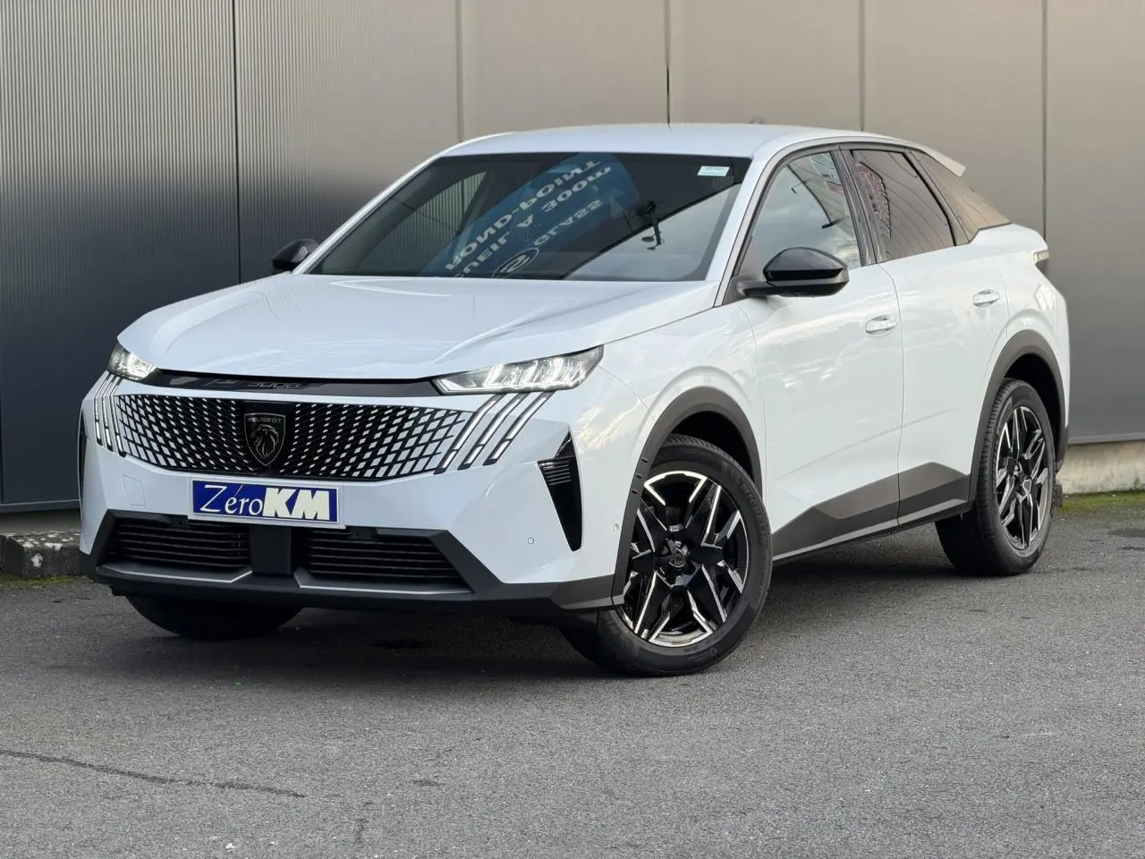 Peugeot 3008 Hybrid blanc Okénite en 3/4 avant droit avec calandre distinctive et jantes alliage noires.