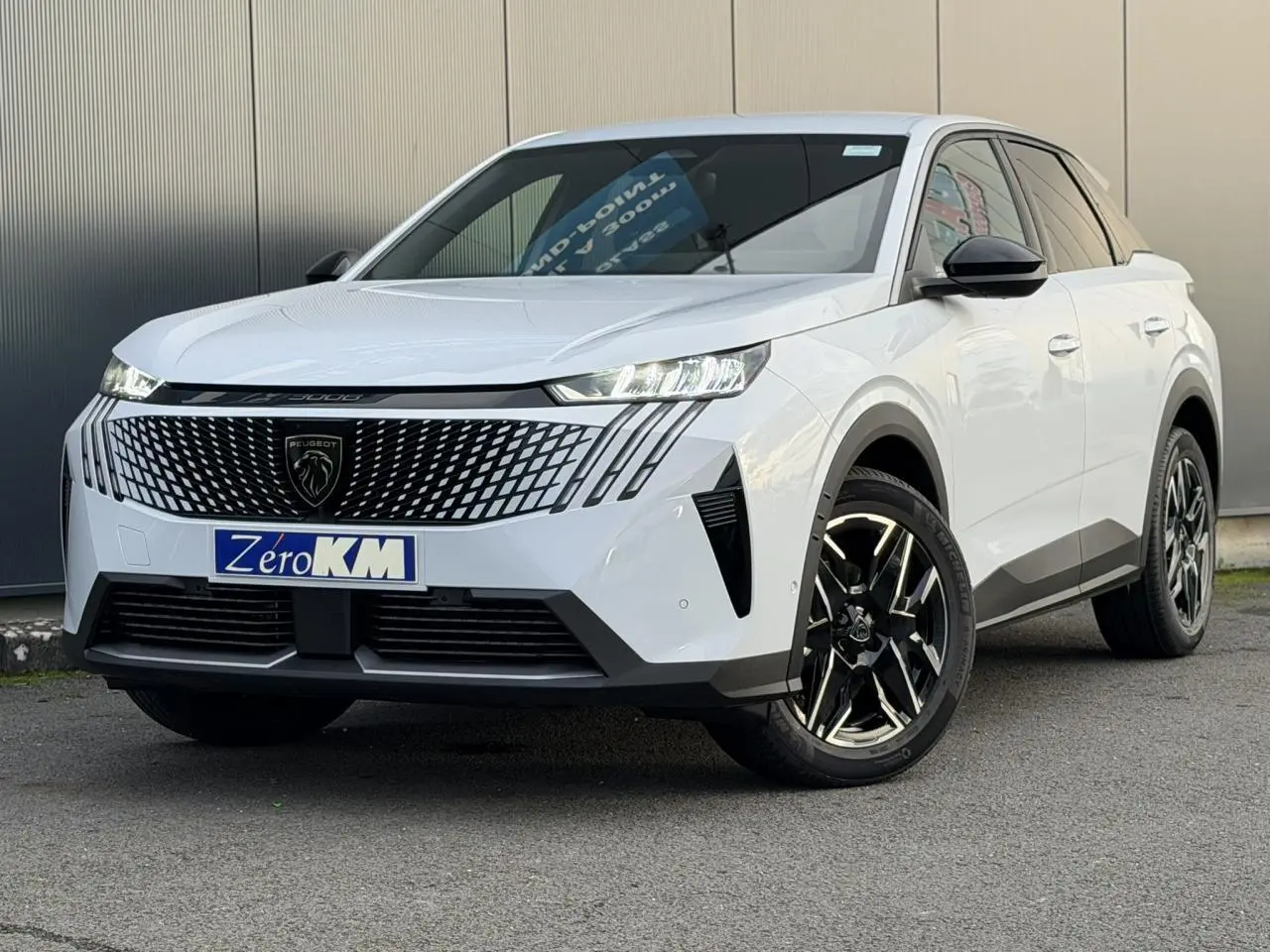 Peugeot 3008 Hybrid blanc Okénite en 3/4 avant droit avec calandre distinctive et jantes alliage 19 pouces.