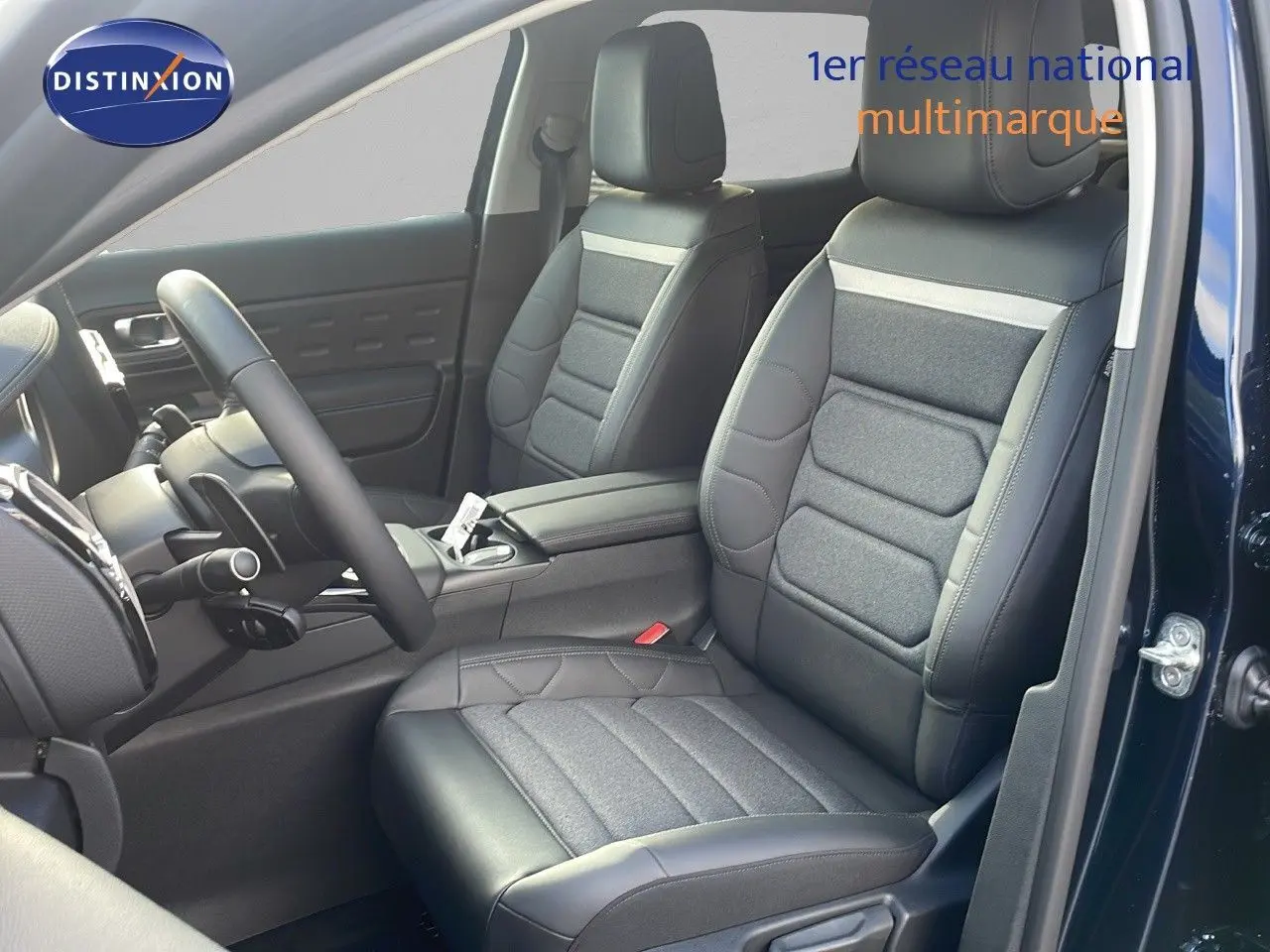 Vue intérieure côté conducteur du Citroën C5 Aircross 2025 bleu Eclipse Metal, sièges en cuir noir et tissu gris.
