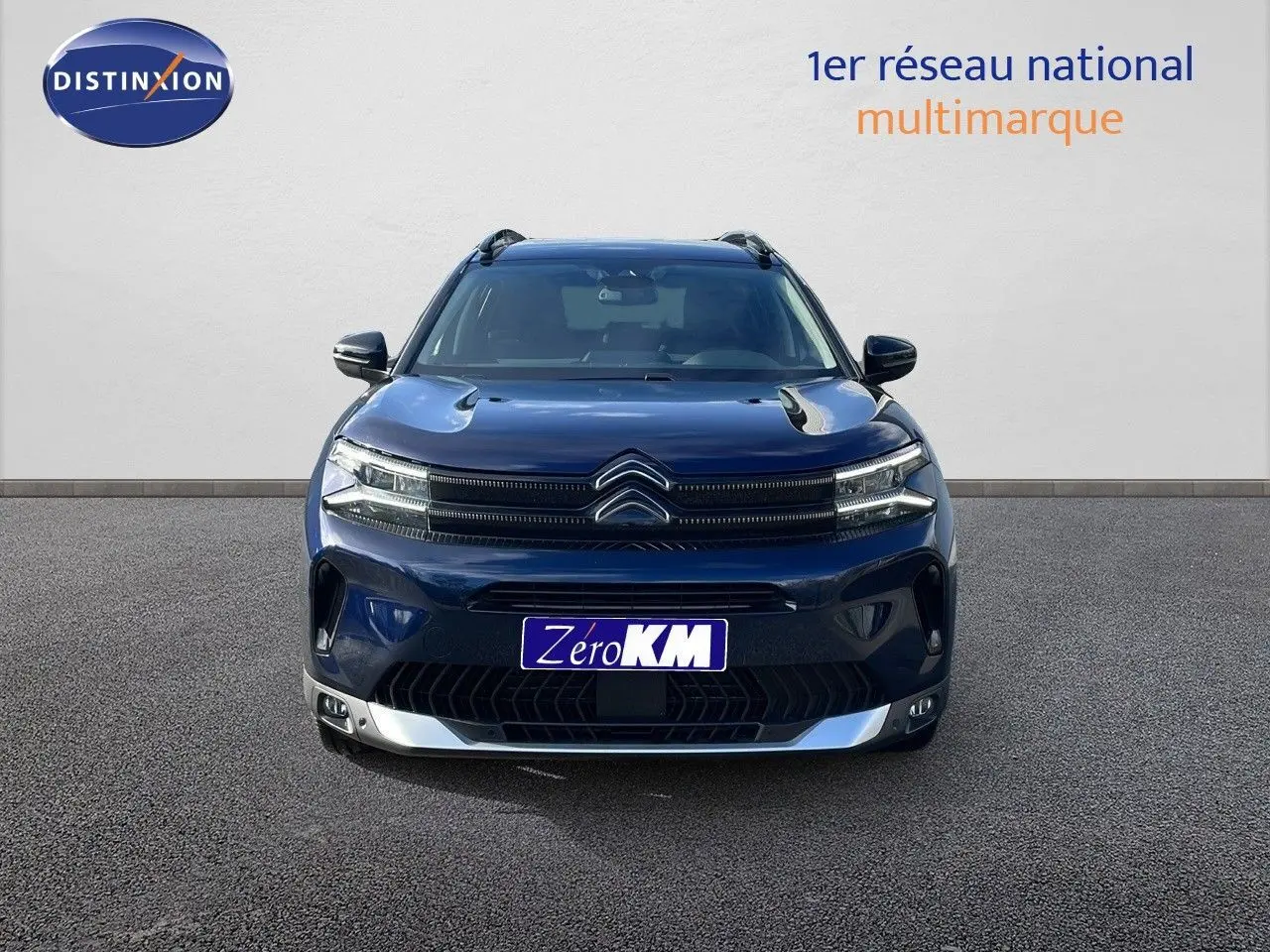 Vue de face du Citroën C5 Aircross 2025 en bleu Eclipse Metal avec calandre distinctive et feux LED.