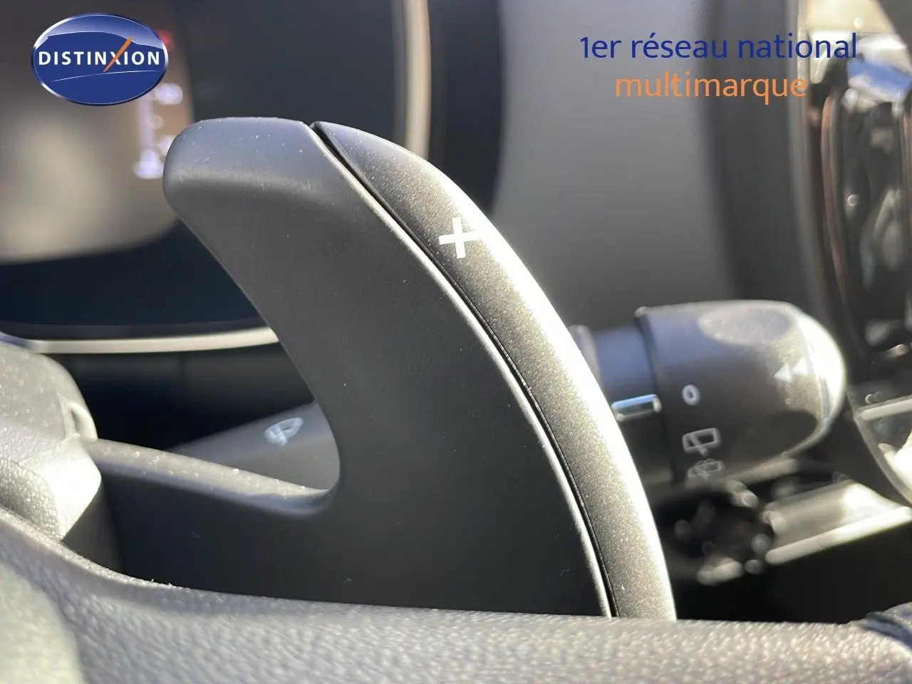 Gros plan sur la palette de changement de vitesse droite dans l’habitacle du Citroën C5 Aircross bleu Eclipse Metal 2025.