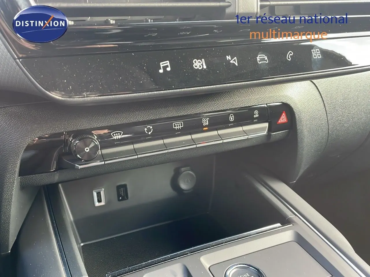 Vue rapprochée de la console centrale du Citroën C5 Aircross 2025, montrant les commandes tactiles et ports USB.