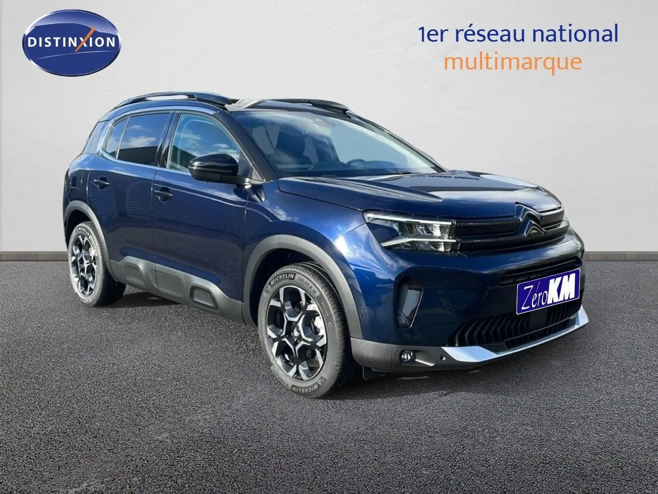 Citroën C5 Aircross bleu Eclipse métal en 3/4 avant droit, avec jantes distinctives et toit noir.