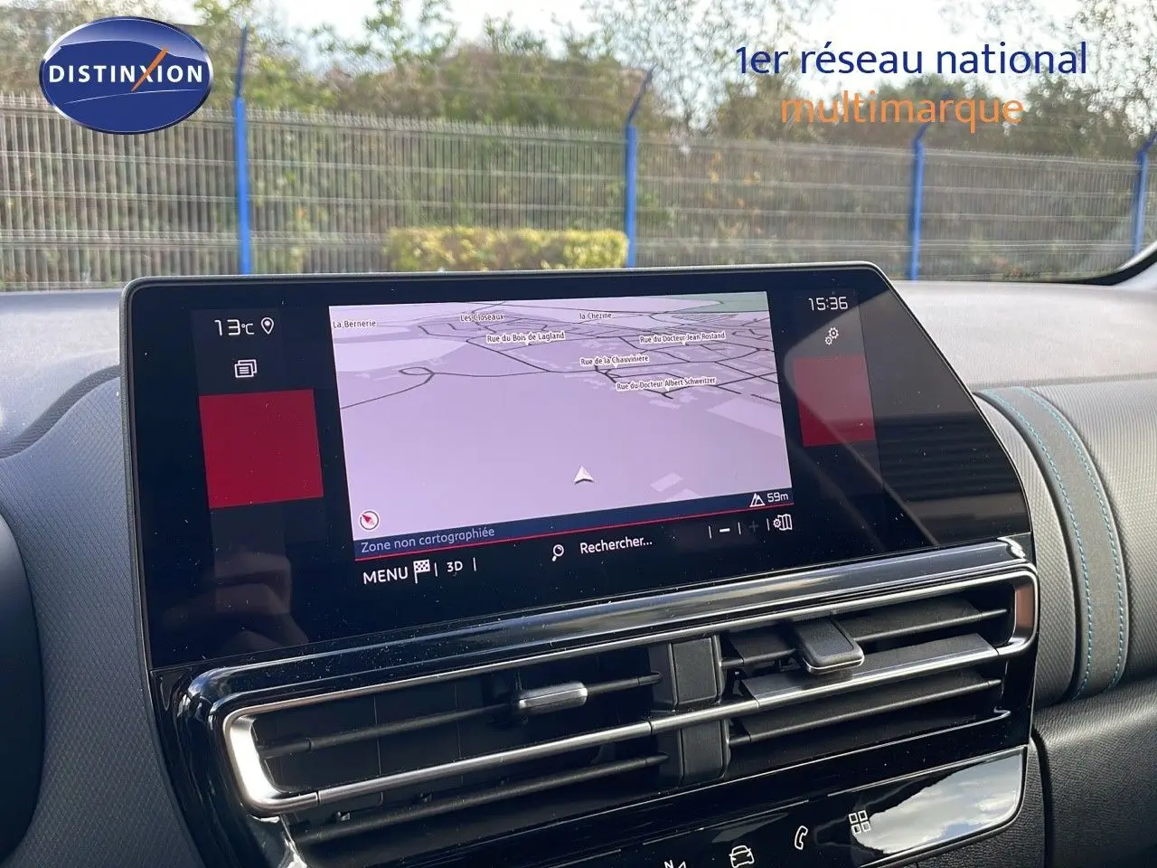 Vue intérieure du tableau de bord du Citroën C5 Aircross 2025, écran tactile GPS et aérateurs centraux noirs.