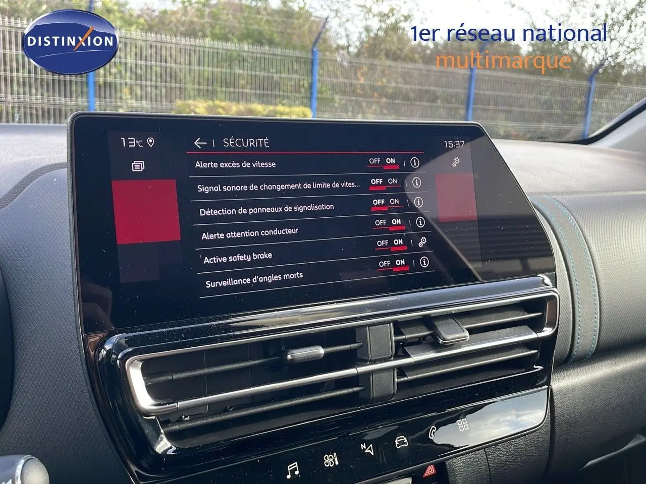Vue intérieure du tableau de bord du Citroën C5 Aircross 2025 avec écran tactile affichant les options de sécurité.