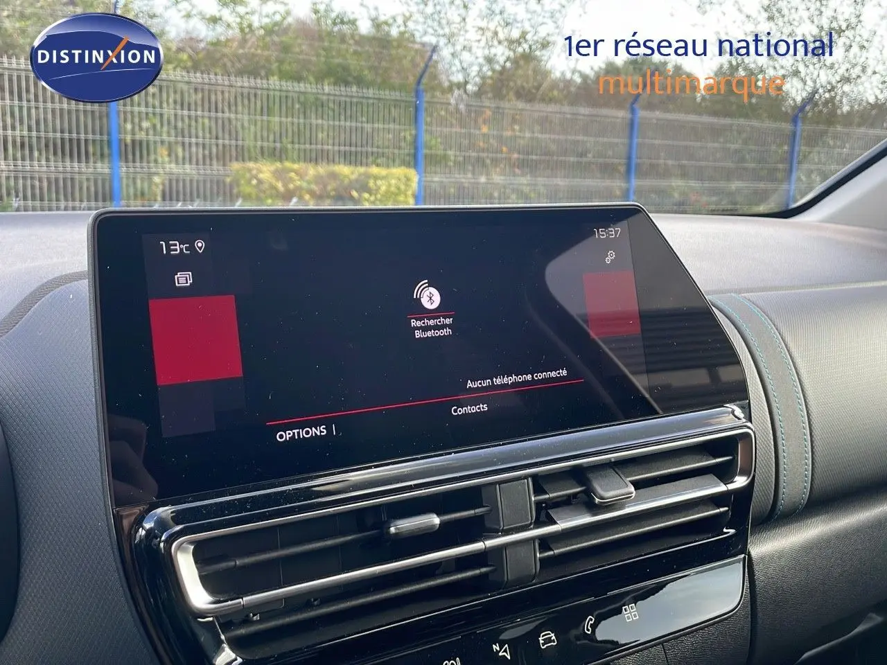 Écran tactile central du tableau de bord du Citroën C5 Aircross 2025 avec interface Bluetooth et finition bleue Eclipse métal.