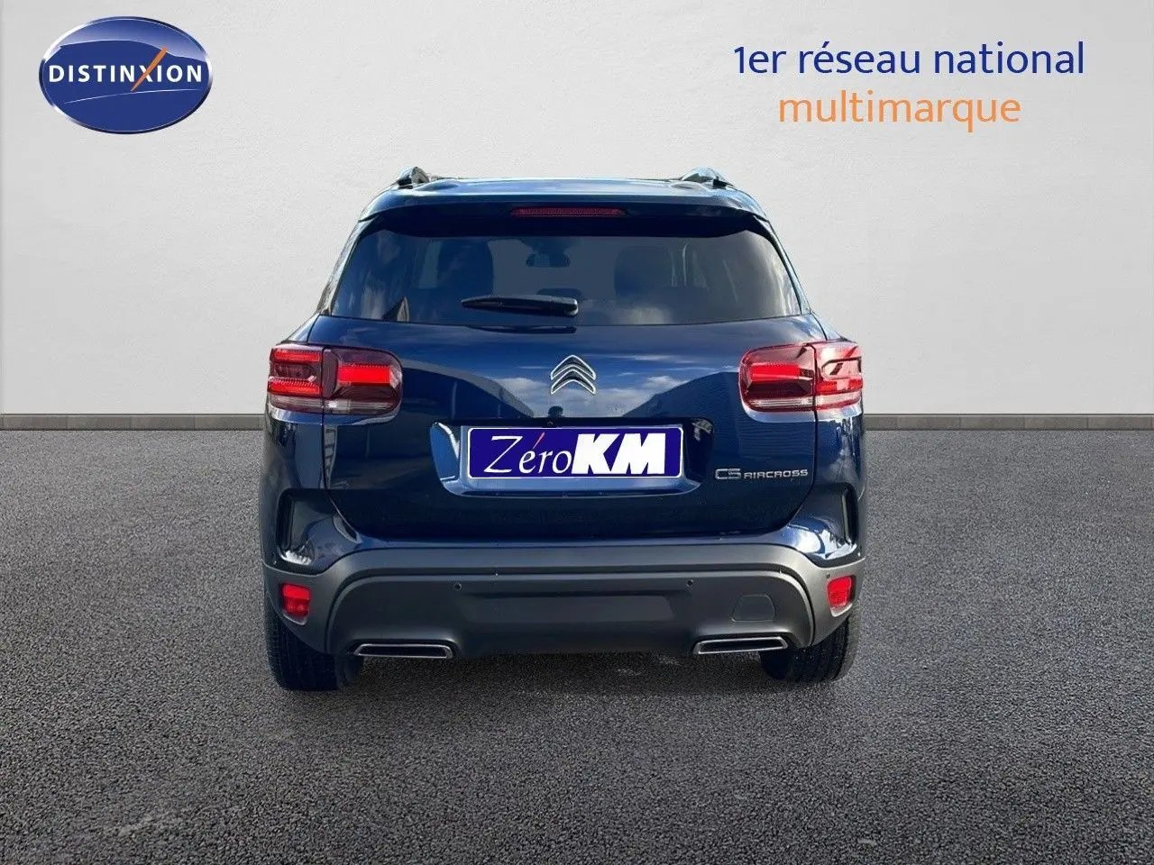 Vue arrière d'un Citroën C5 Aircross 2025 bleu Eclipse Metal avec feux LED et double sortie d'échappement.