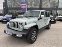 Jeep Wrangler Unlimited 2023 vert métal, vue 3/4 avant droit, version hybride rechargeable 4xe Overland avec toit rigide.