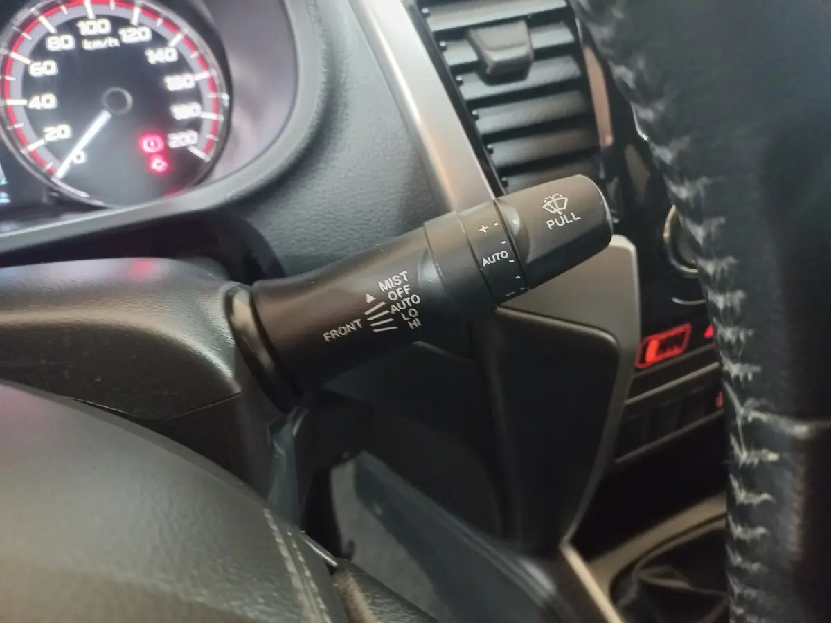 Gros plan sur la manette d’essuie-glace côté droit du tableau de bord du Mitsubishi L200 gris foncé 2020.