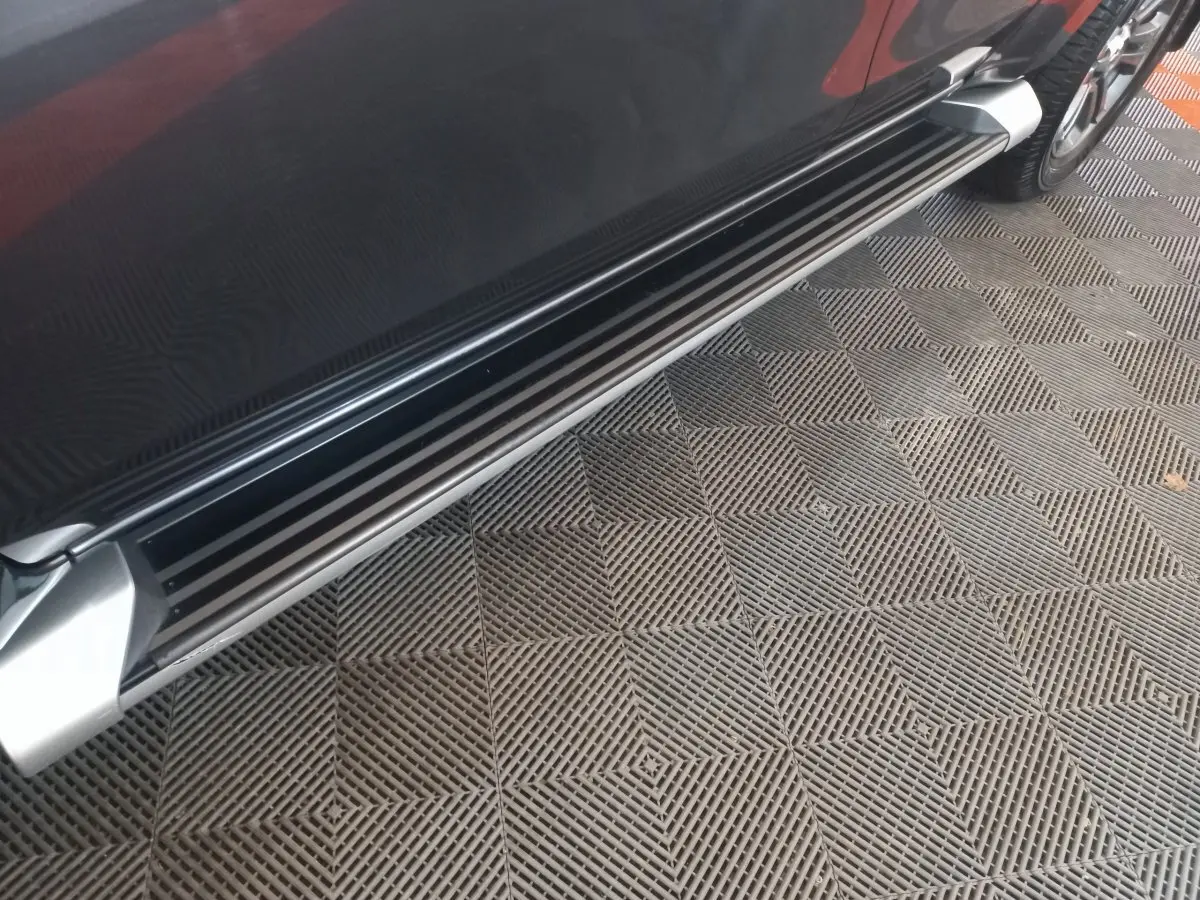 Gros plan sur le marchepied latéral gris foncé du Mitsubishi L200 CC 2.2 DI-D 150ch Intense MY20, côté droit.