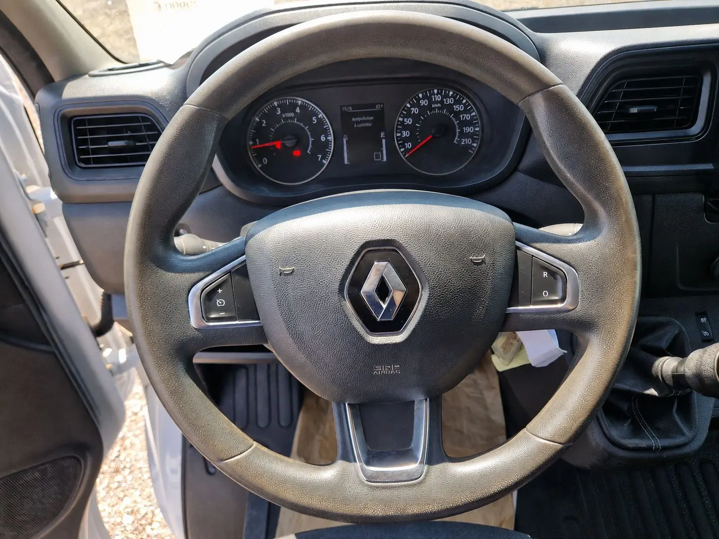 Vue rapprochée du volant noir avec logo Renault et tableau de bord du Master Chassis Dble Cab blanc 2022.