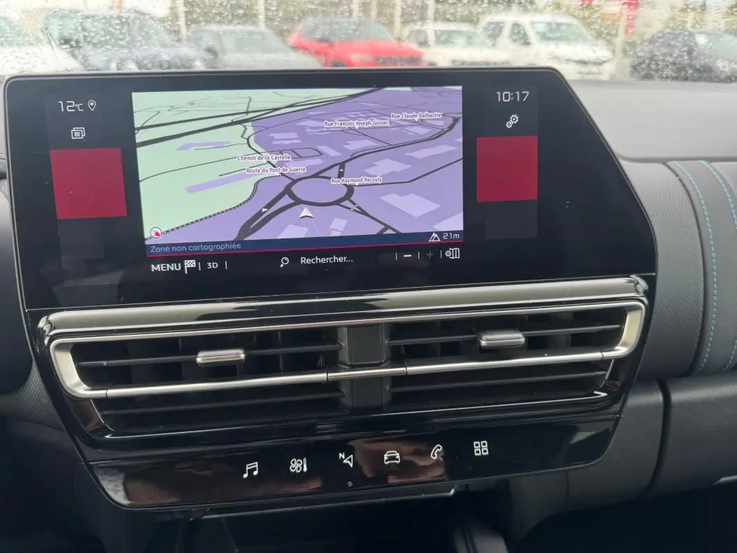 Vue rapprochée de l’écran tactile central du tableau de bord du Citroën C5 Aircross 2024, affichant la navigation.
