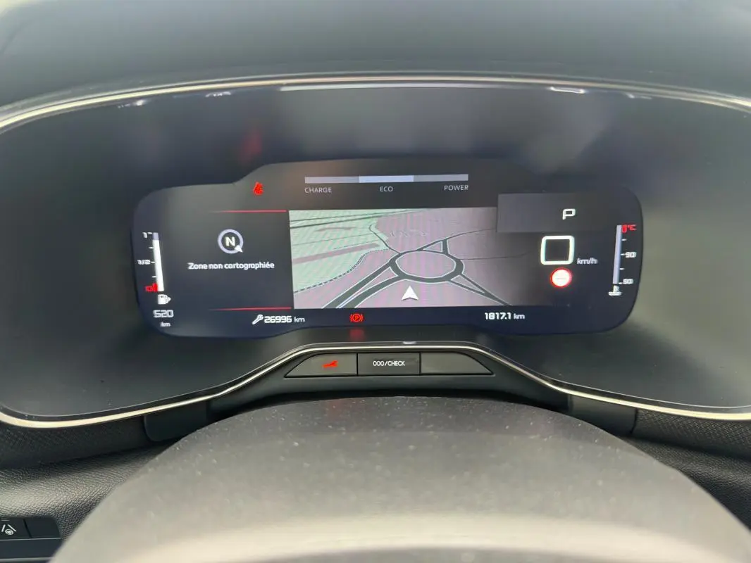 Tableau de bord numérique du Citroën C5 Aircross hybride 2024, affichant la navigation et l'état du véhicule.