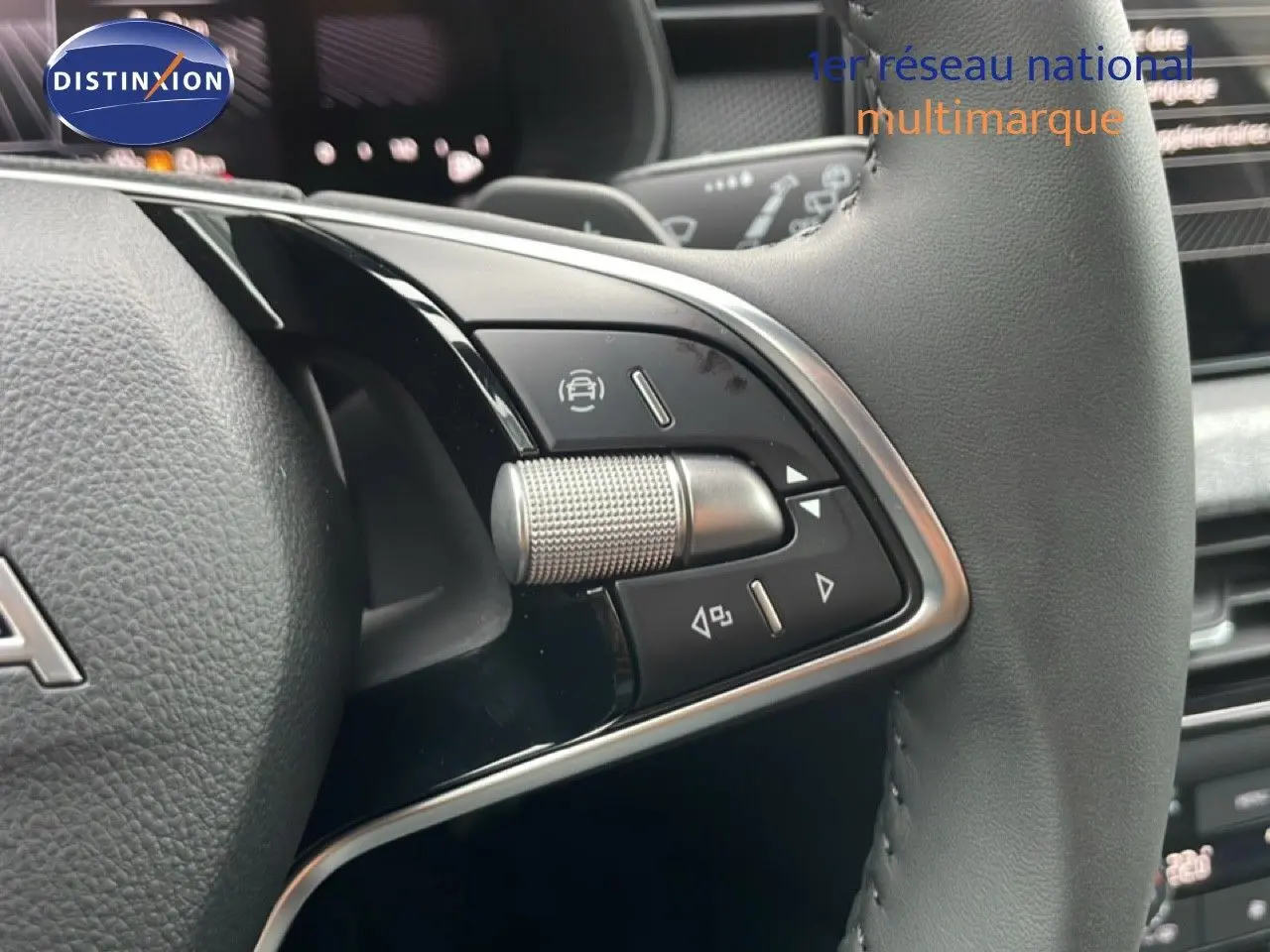 Gros plan sur les commandes au volant en cuir gris du Skoda Kamiq 2025, version gris graphite metal.