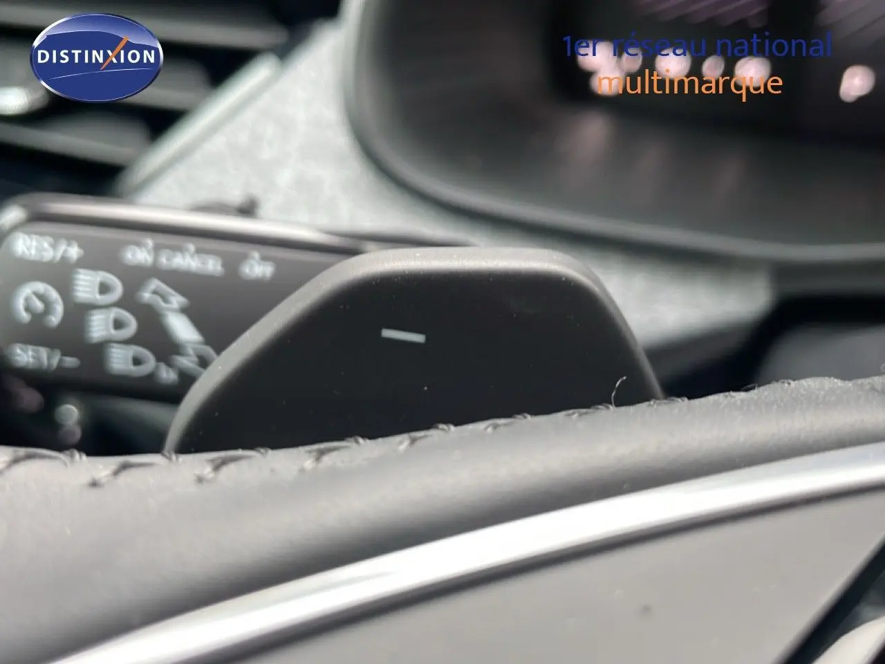 Gros plan sur la palette de changement de vitesses au volant d'un Skoda Kamiq gris graphite 2025.