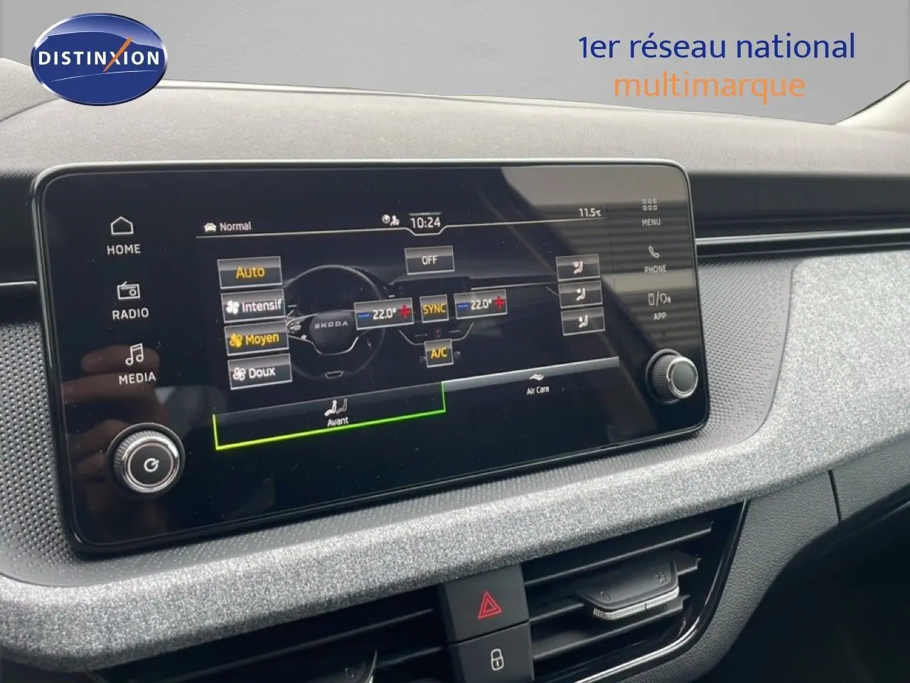 Écran tactile central du tableau de bord du Skoda Kamiq 2025, finition gris graphite, affichant les réglages de climatisation.