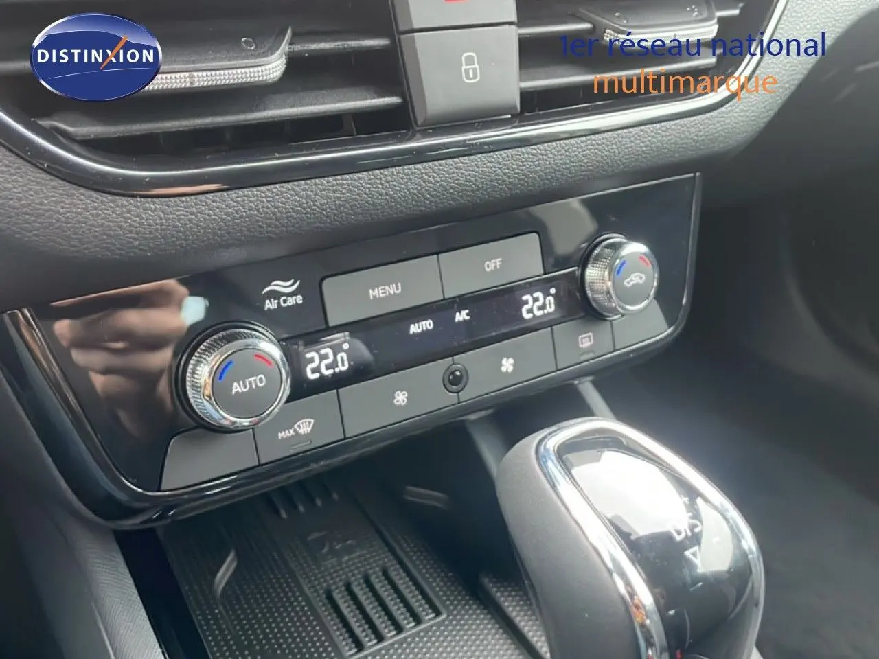 Console centrale de la Skoda Kamiq 2025 avec climatisation automatique et levier de boîte automatique en gros plan.