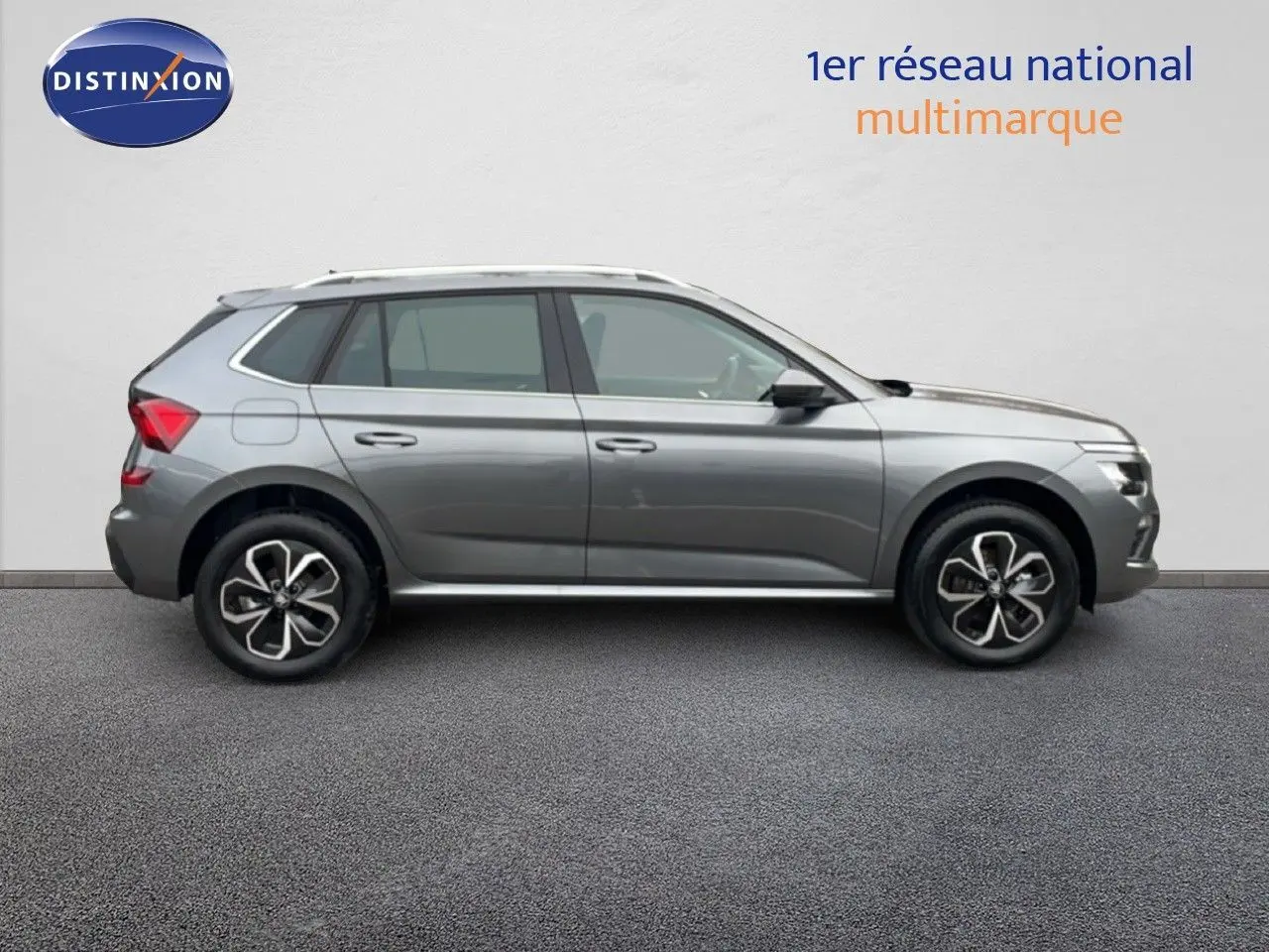 Profil côté droit d'un SUV SKODA KAMIQ gris graphite métal de 2025 avec jantes bi-ton et lignes épurées.