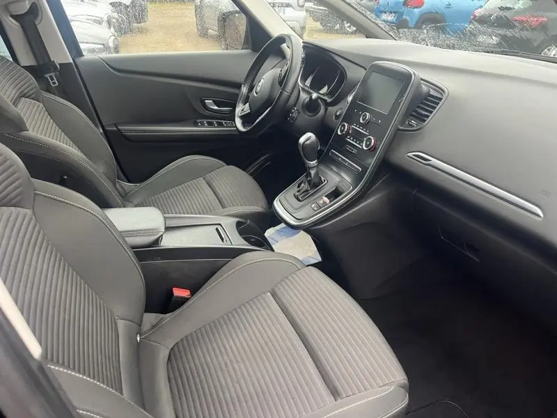Intérieur noir du Renault Grand Scenic 2022 vu côté conducteur, avec console centrale et écran tactile vertical.