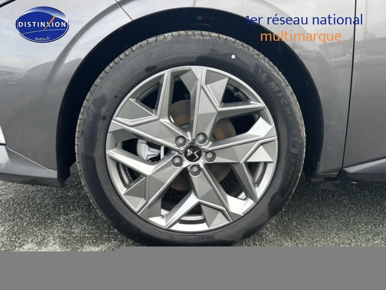 Gros plan sur la roue avant droite en jante alu du DS4 gris platinium 2024 hybride automatique.