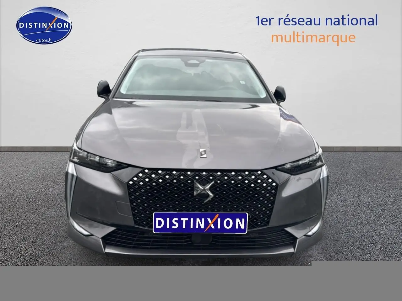 Vue avant d'une DS4 hybride gris platinium avec calandre noire à motif losange et phares LED fins.