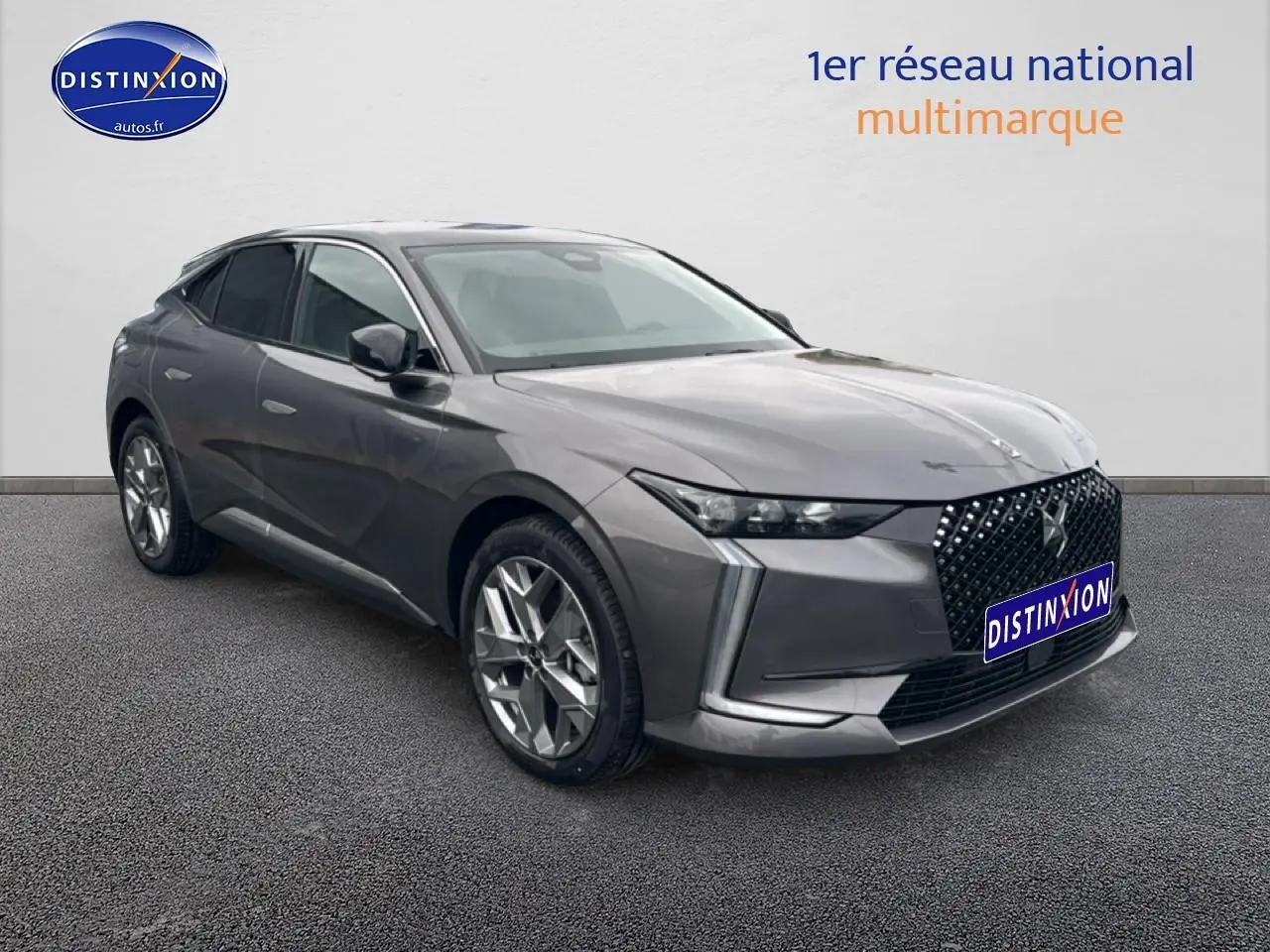DS4 Hybride gris platinium en 3/4 avant droit, avec calandre noire distinctive et jantes alliage.