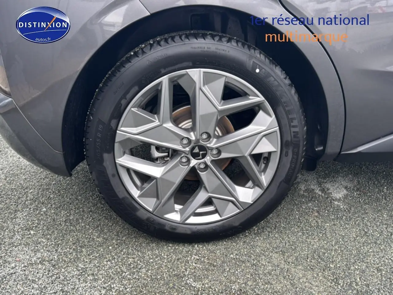 Gros plan sur la jante alu 19 pouces gris platinium du côté arrière droit du DS4 Hybride 2024.